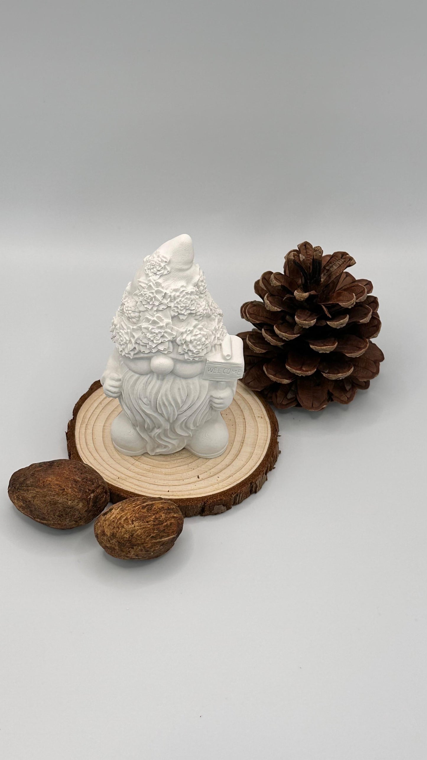 Keracraft Figur mit Blumenhut und Willkommensschild Herzberg Crafts