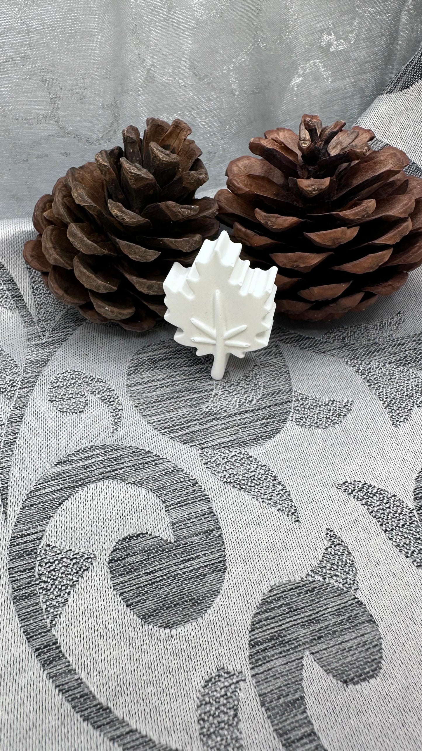 Kleine Deko-Ahornblattform aus weißem Keracraft, detailreich gestaltet. 
Herzberg Crafts