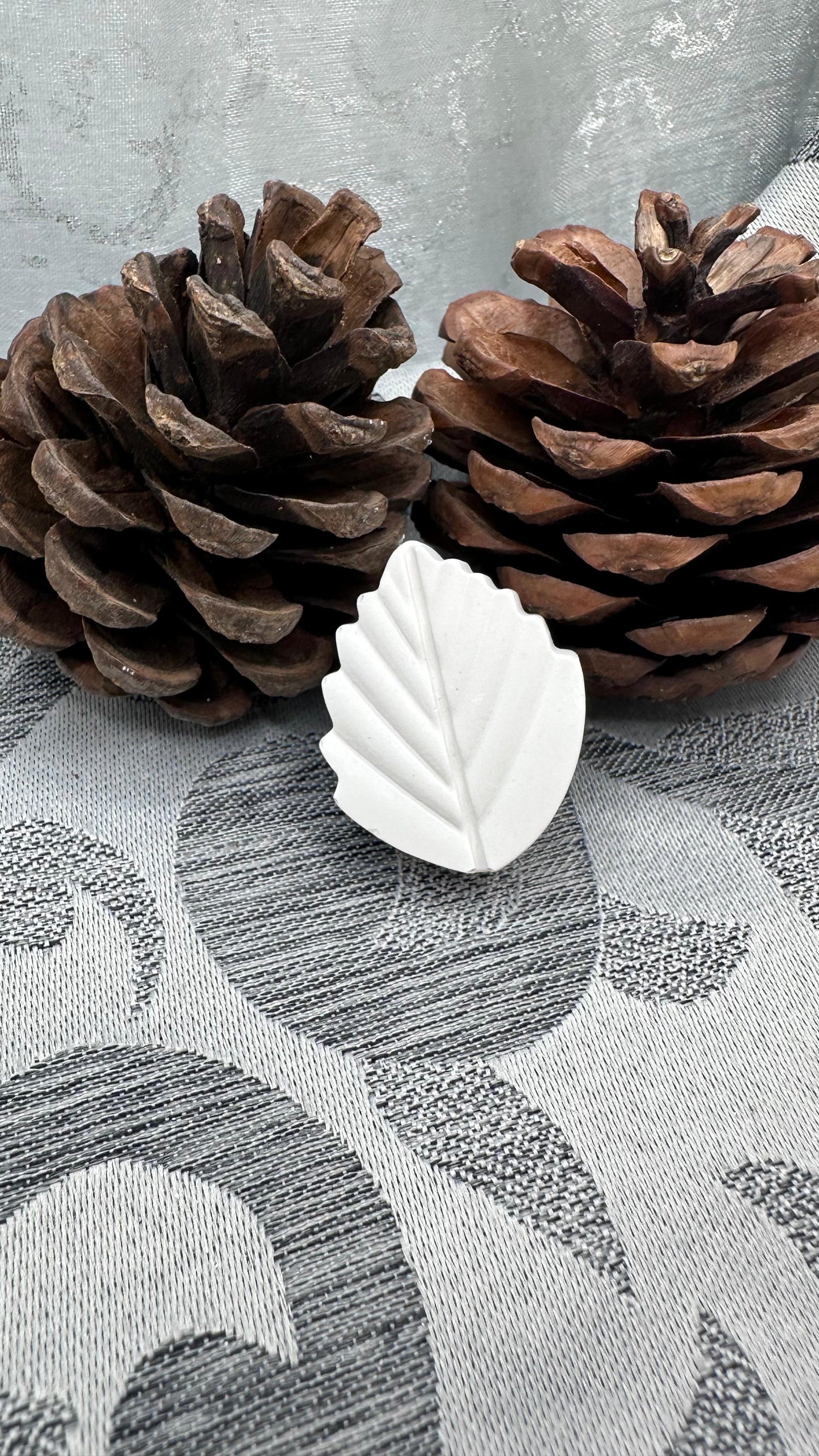 Kleine Deko-Buchenblattform aus weißem Keracraft, detailreich gestaltet. 
Herzberg Crafts