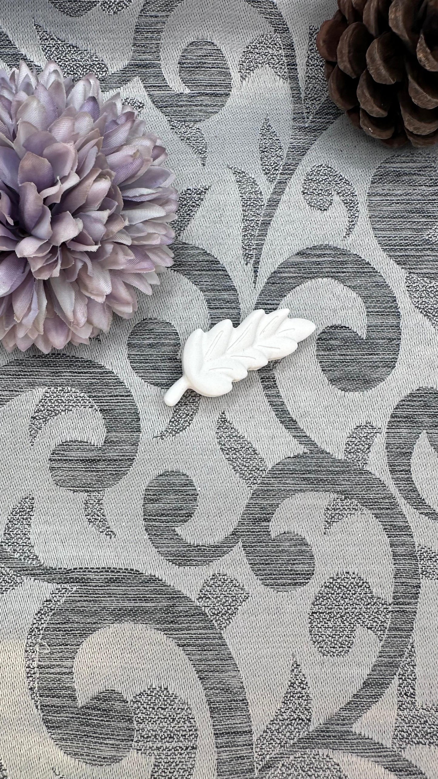 Kleine Deko-Eichenblattform aus weißem Keracraft, detailreich gestaltet. 
Herzberg Crafts