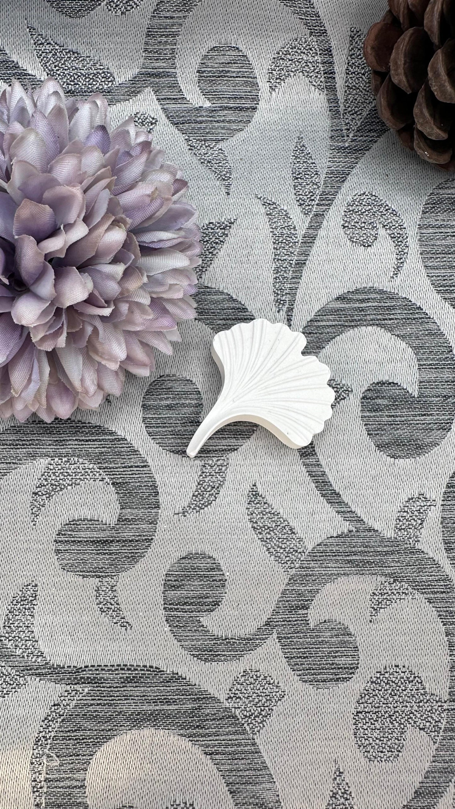 Kleine Deko-Ginkgoblattform aus weißem Keracraft, detailreich gestaltet. 
Herzberg Crafts