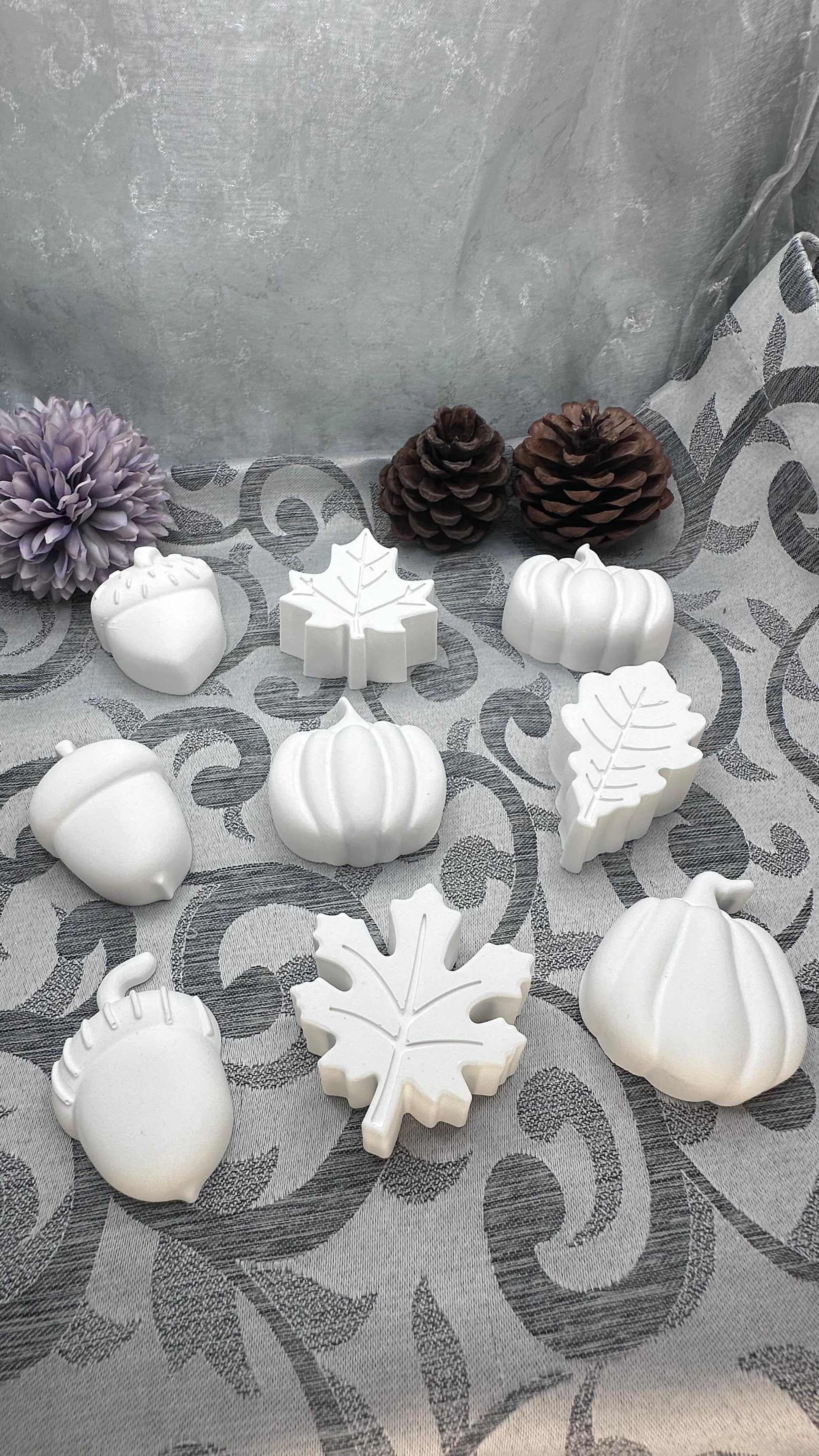 Set aus weißen Keracraft-Herbstfiguren: kleine Deko in Form von Blättern, Kürbissen und Eicheln.
Herzberg Crafts
