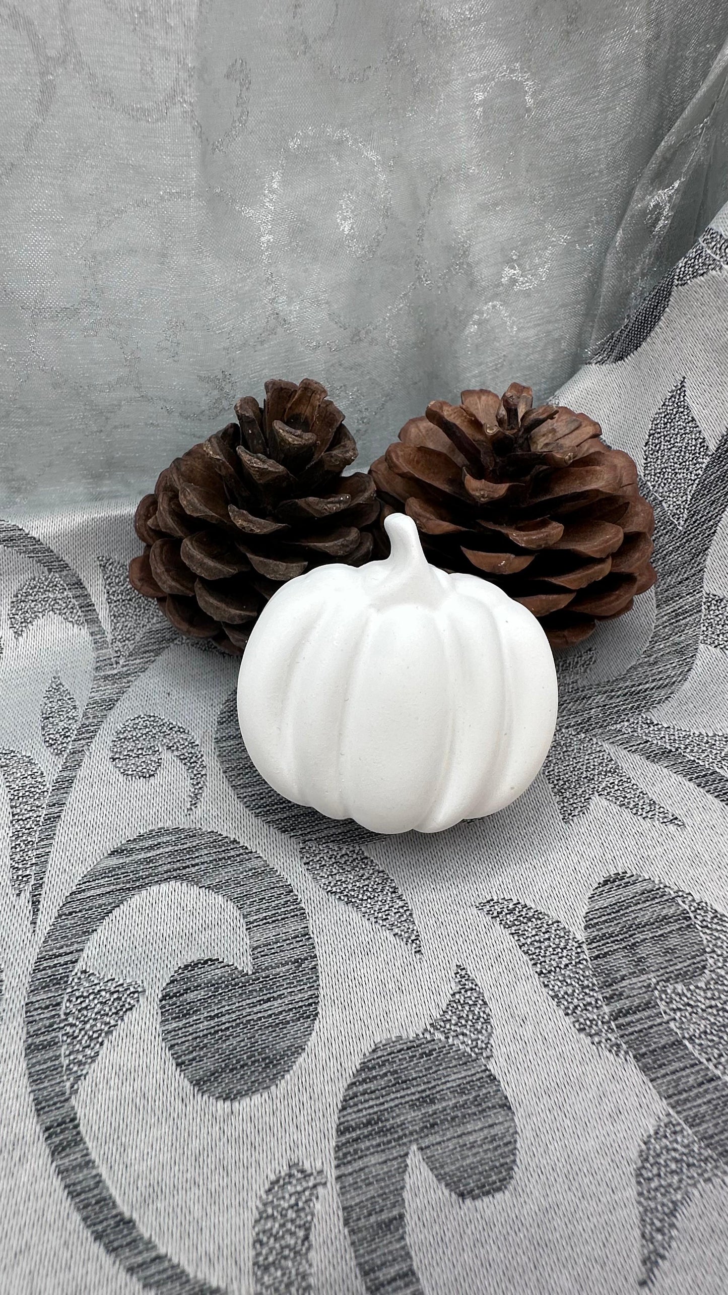 Weiße Keracraft-Herbstfiguren: Kürbis rund.
Herzberg Crafts