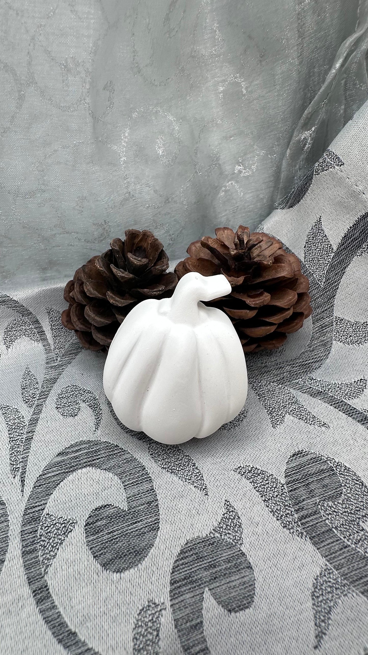 Weiße Keracraft-Herbstfiguren:  Kürbis oval.
Herzberg Crafts