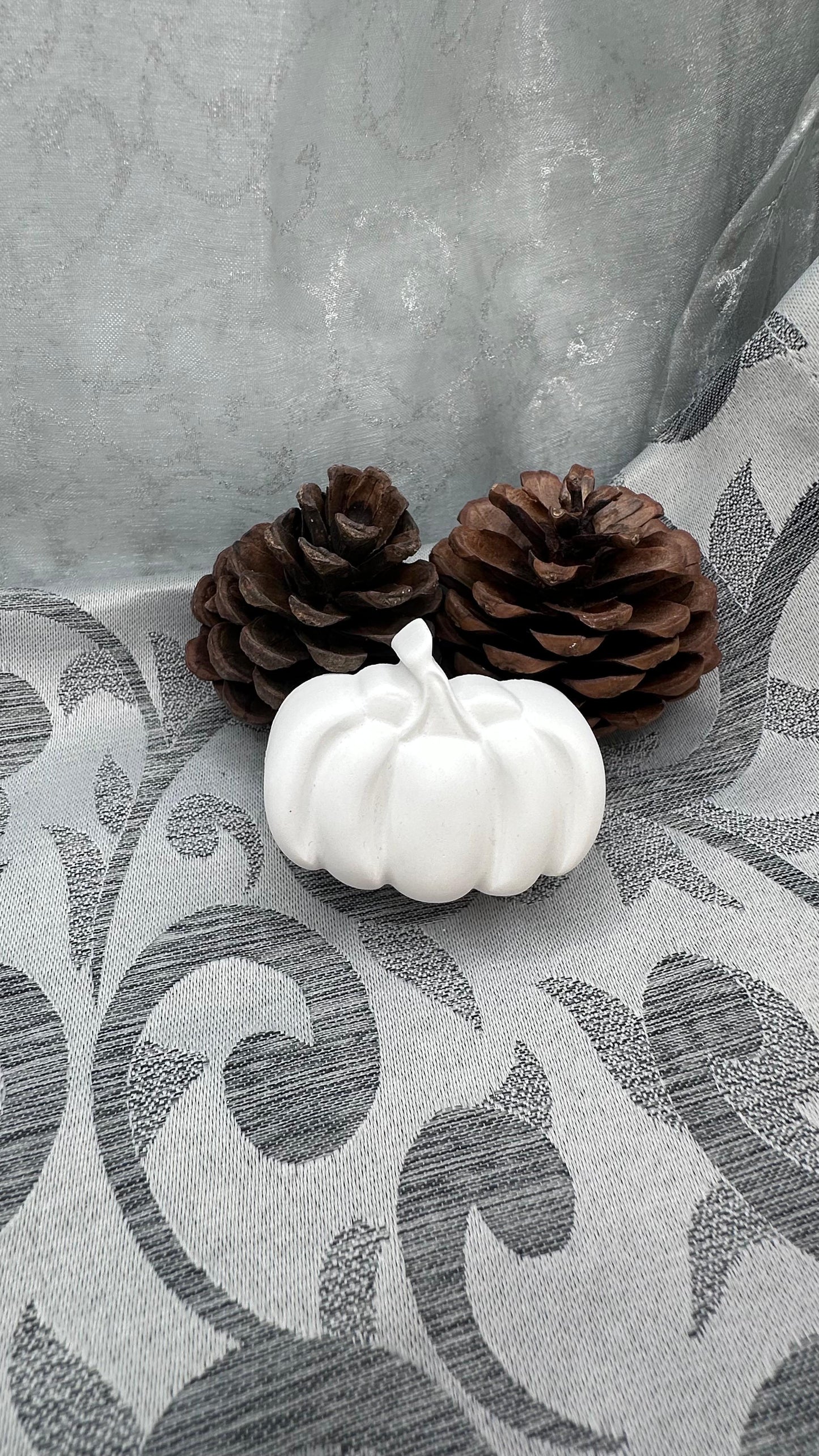 Weiße Keracraft-Herbstfiguren: Kürbis breit.
Herzbertg Crafts