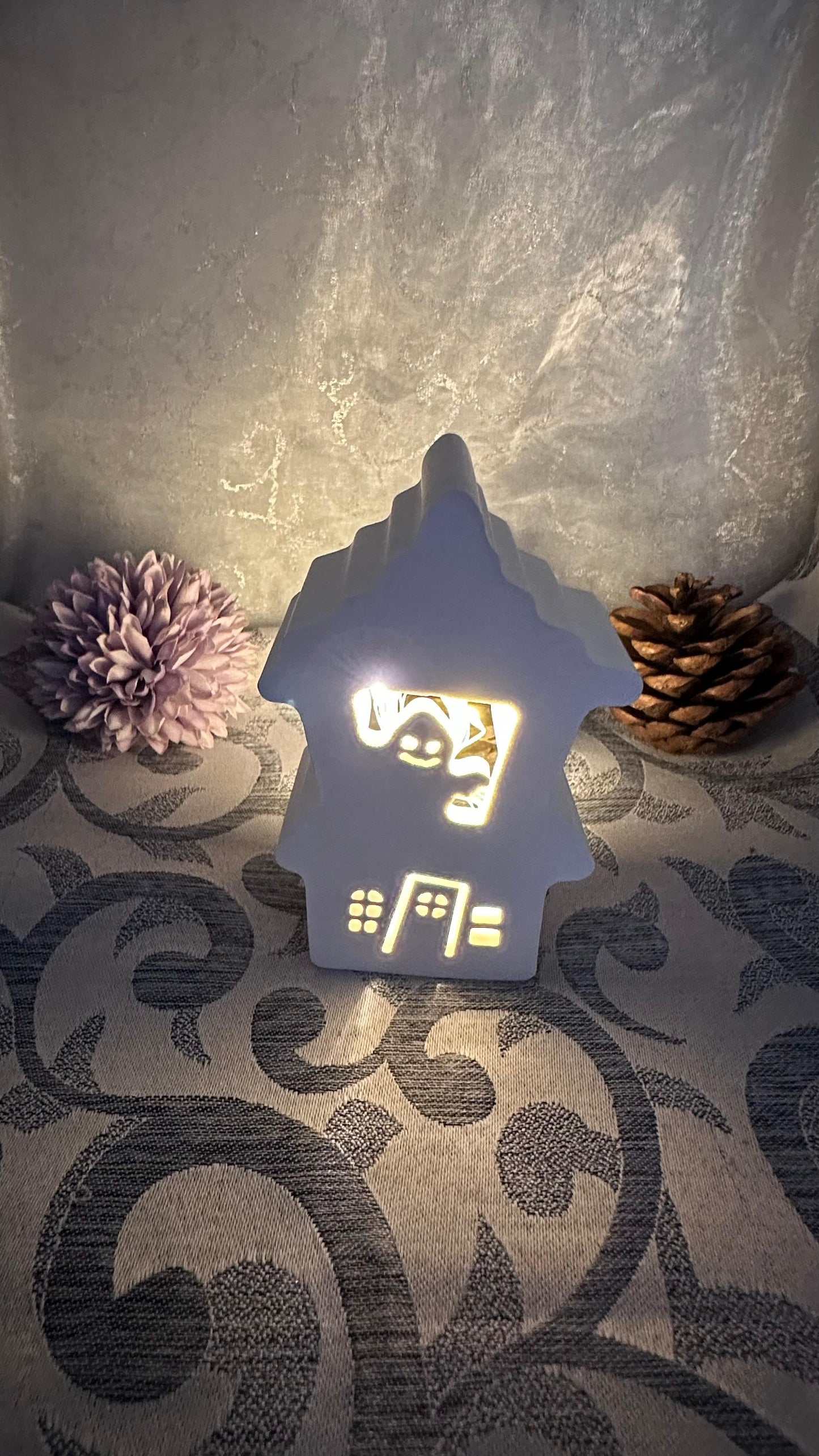 Weißes Keracraft-Gruselhaus mit leuchtendem Geist im Fenster.
Herzberg Crafts