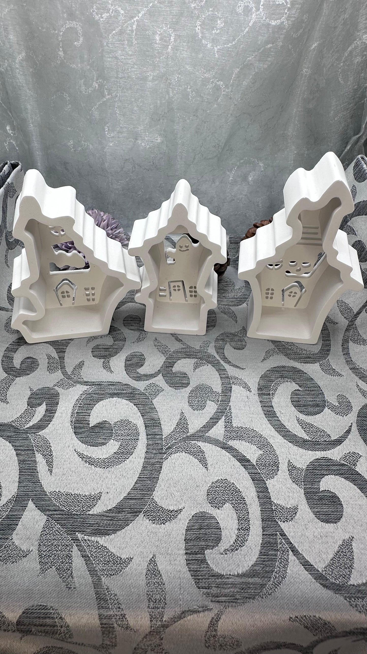 Drei weiße Keracraft-Gruselhäuser mit ausgeschnittenen Halloween-Motiven.
Herzberg Crafts