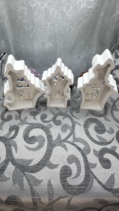 Drei weiße Keracraft-Gruselhäuser mit ausgeschnittenen Halloween-Motiven.
Herzberg Crafts