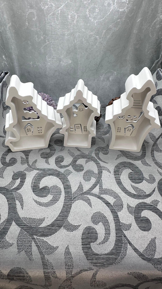Drei weiße Keracraft-Gruselhäuser mit ausgeschnittenen Halloween-Motiven.
Herzberg Crafts
