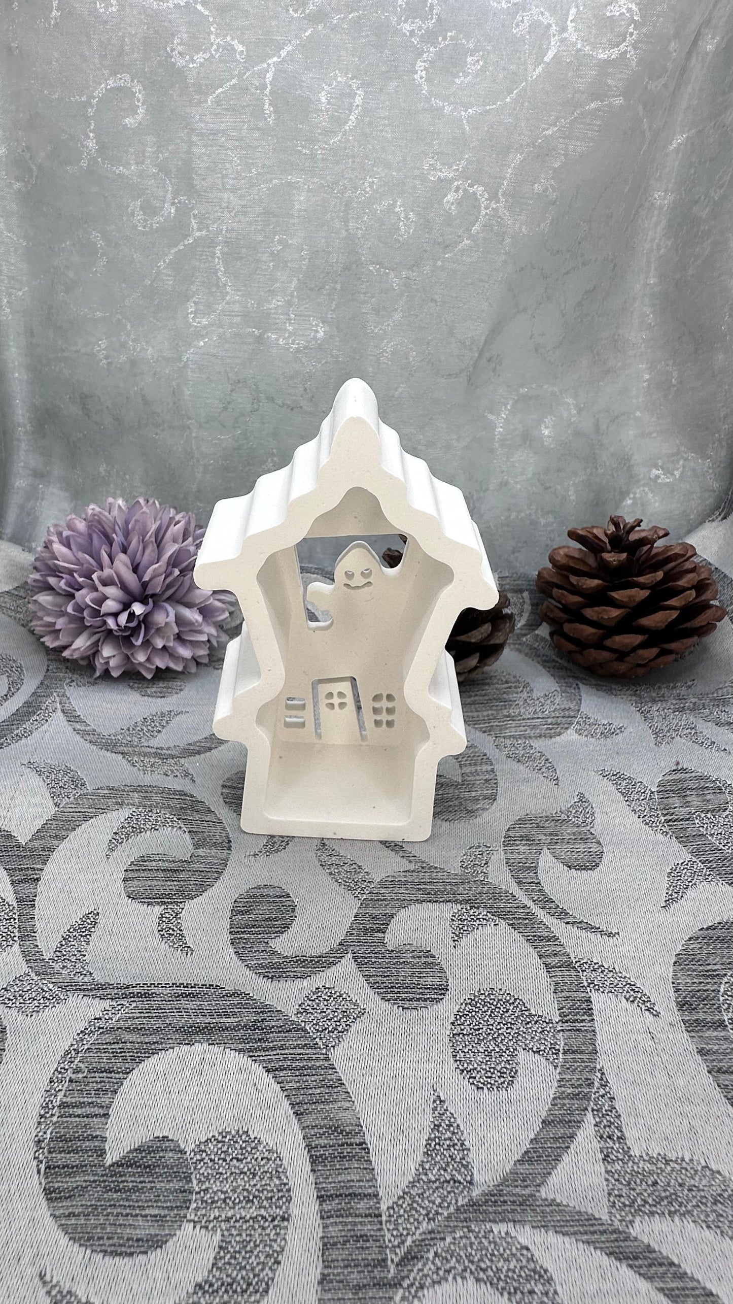 Weißes Keracraft-Gruselhaus mit Geist im Fenster.
Herzberg Crafts