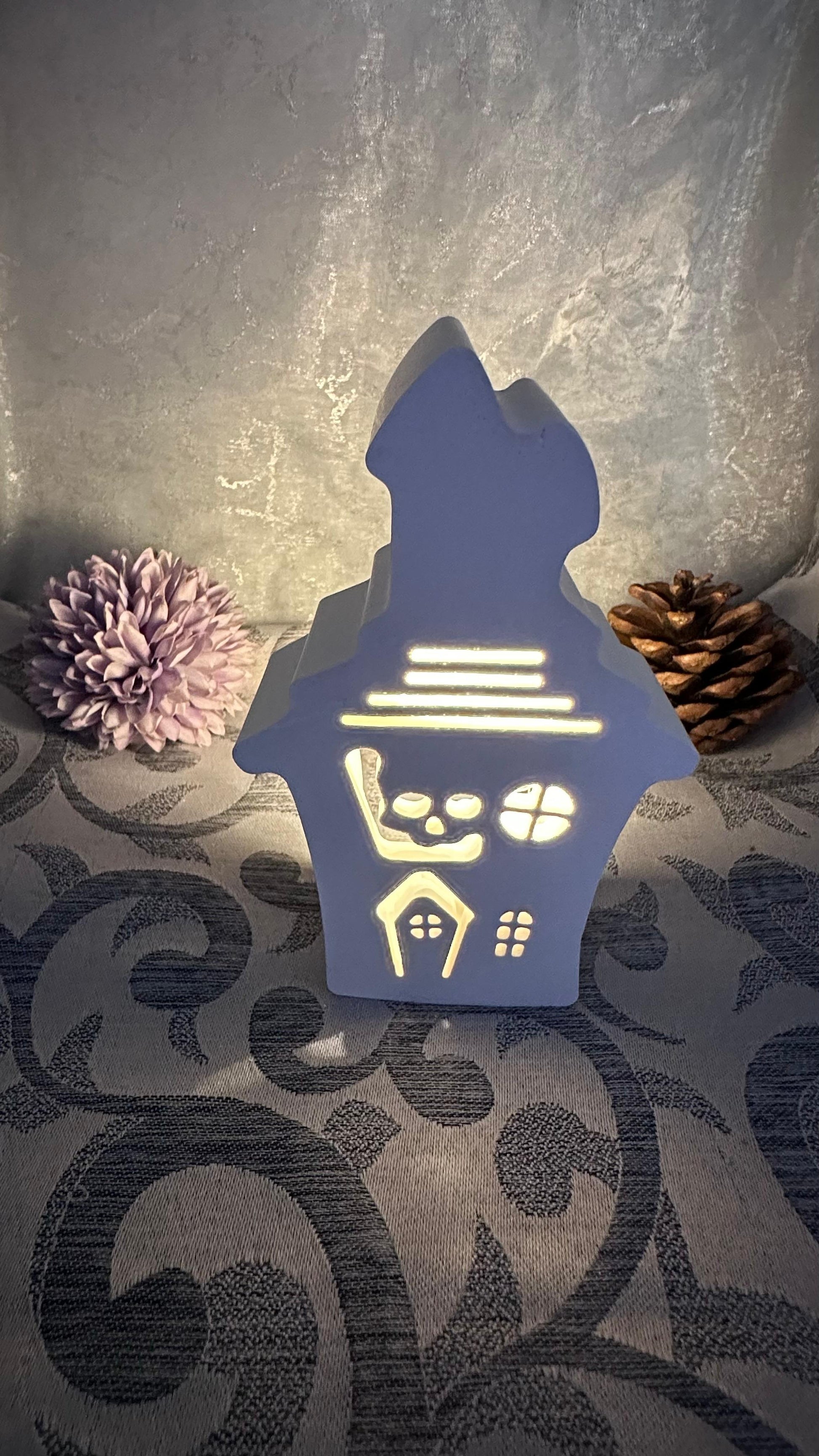 Leuchtendes Keracraft-Gruselhaus mit Totenkopf-Motiv.
Herzberg Crafts