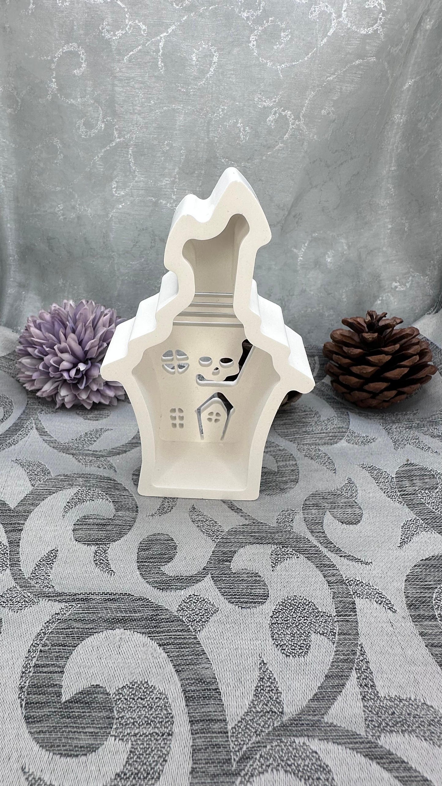 Keracraft-Gruselhaus mit Totenkopf-Motiv.
Herzberg Crafts