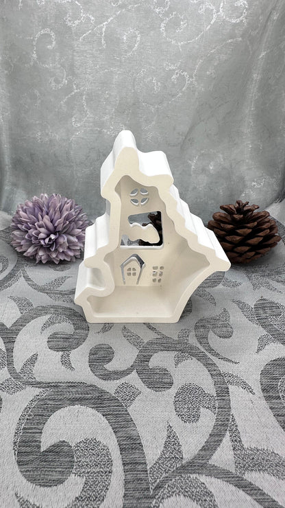 Keracraft-Haus mit Wolkenmotiv und ausgeschnittenen Fenstern.
Herzberg Crafts