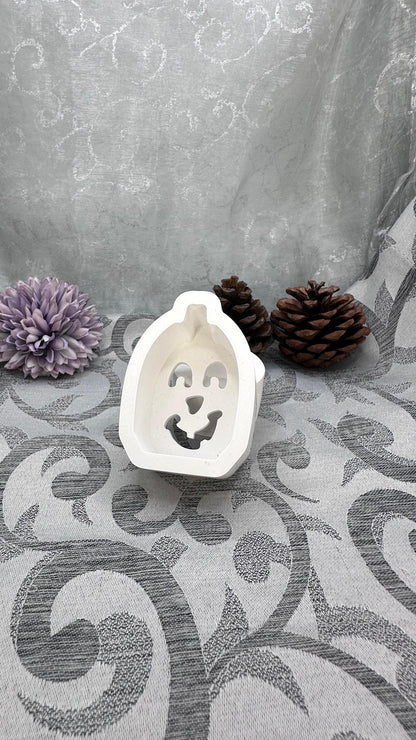 Weißer Keracraft-Lichtkürbis mit Hufeisenaugen, unbeleuchtet. 
Herzberg Crafts