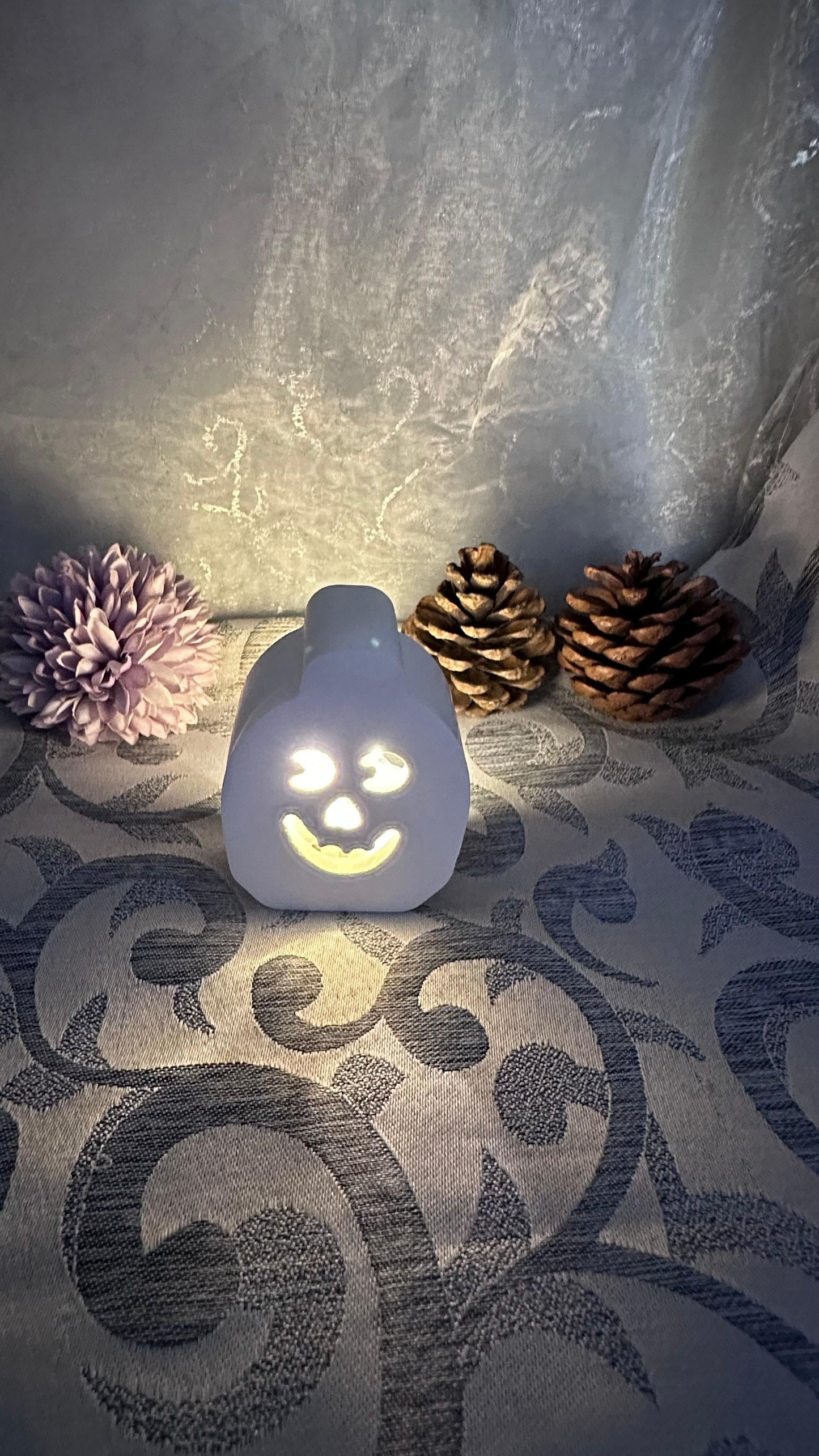 Keracraft Lichtkürbis mit Mondaugen leuchtend.
Herzberg Crafts