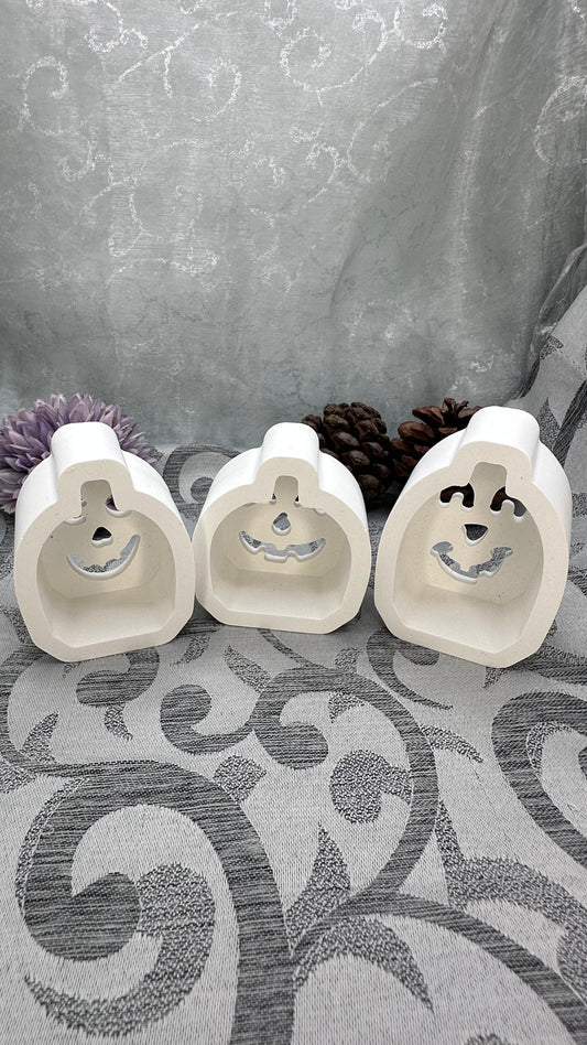 Drei weiße Keracraft-Lichtkürbisse mit verschiedenen Gesichtsausschnitten.
Herzberg Crafts