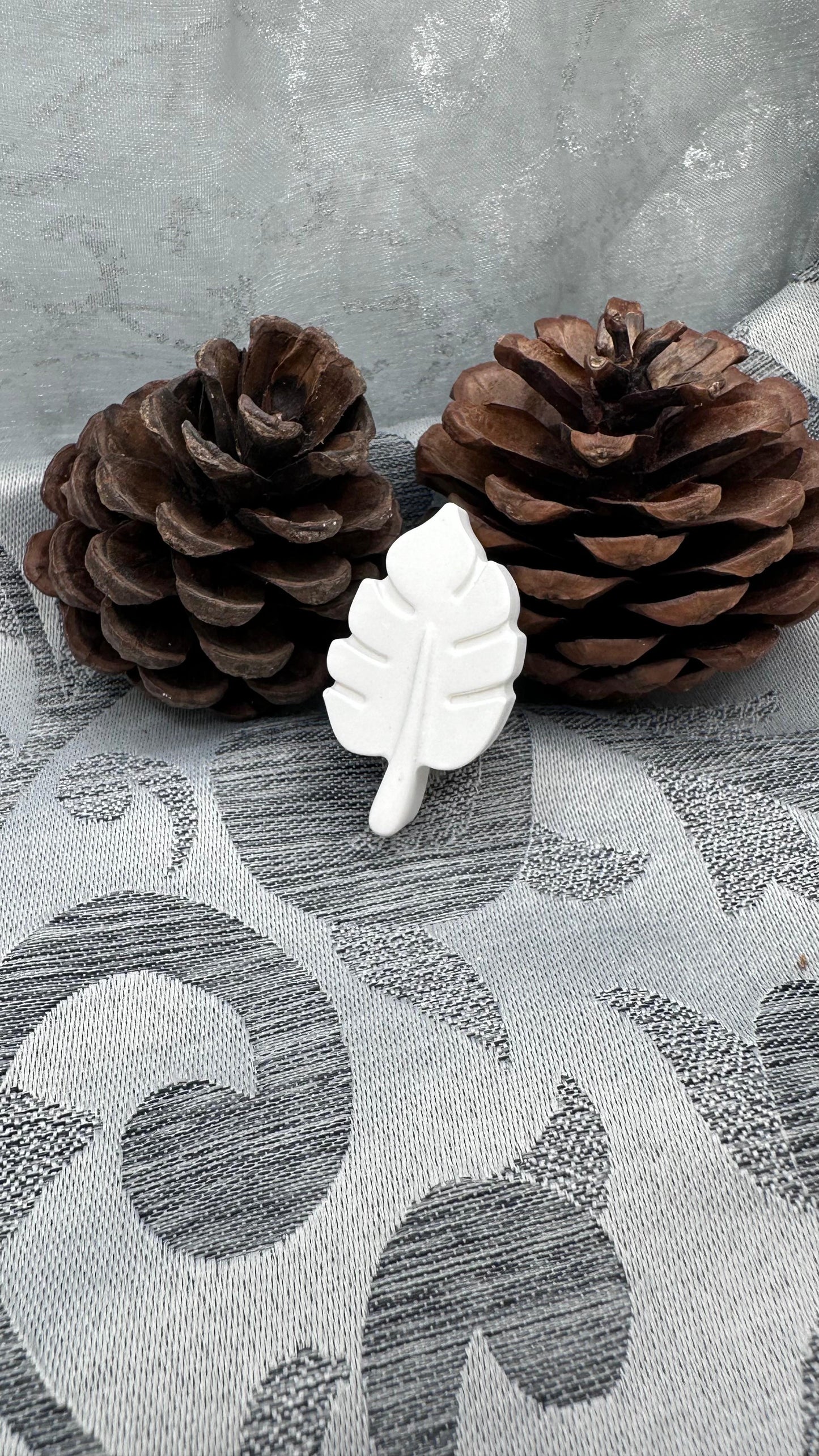 Kleine Deko-Palmenblattform aus weißem Keracraft, detailreich gestaltet.
Herzberg Crafts