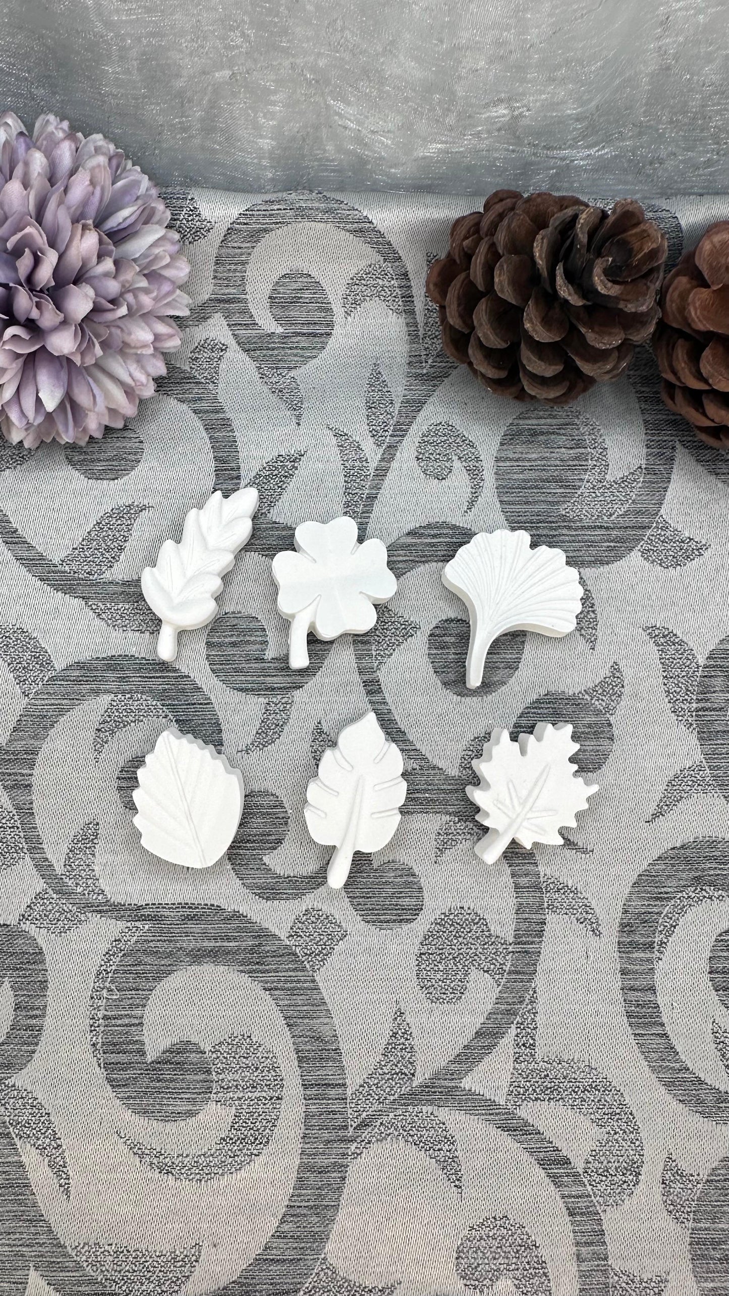 Kleiner Deko-Blättermixform aus weißem Keracraft, detailreich gestaltet.
Herzberg Crafts