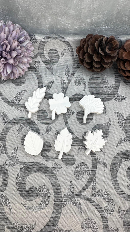 Kleiner Deko-Blättermixform aus weißem Keracraft, detailreich gestaltet.
Herzberg Crafts