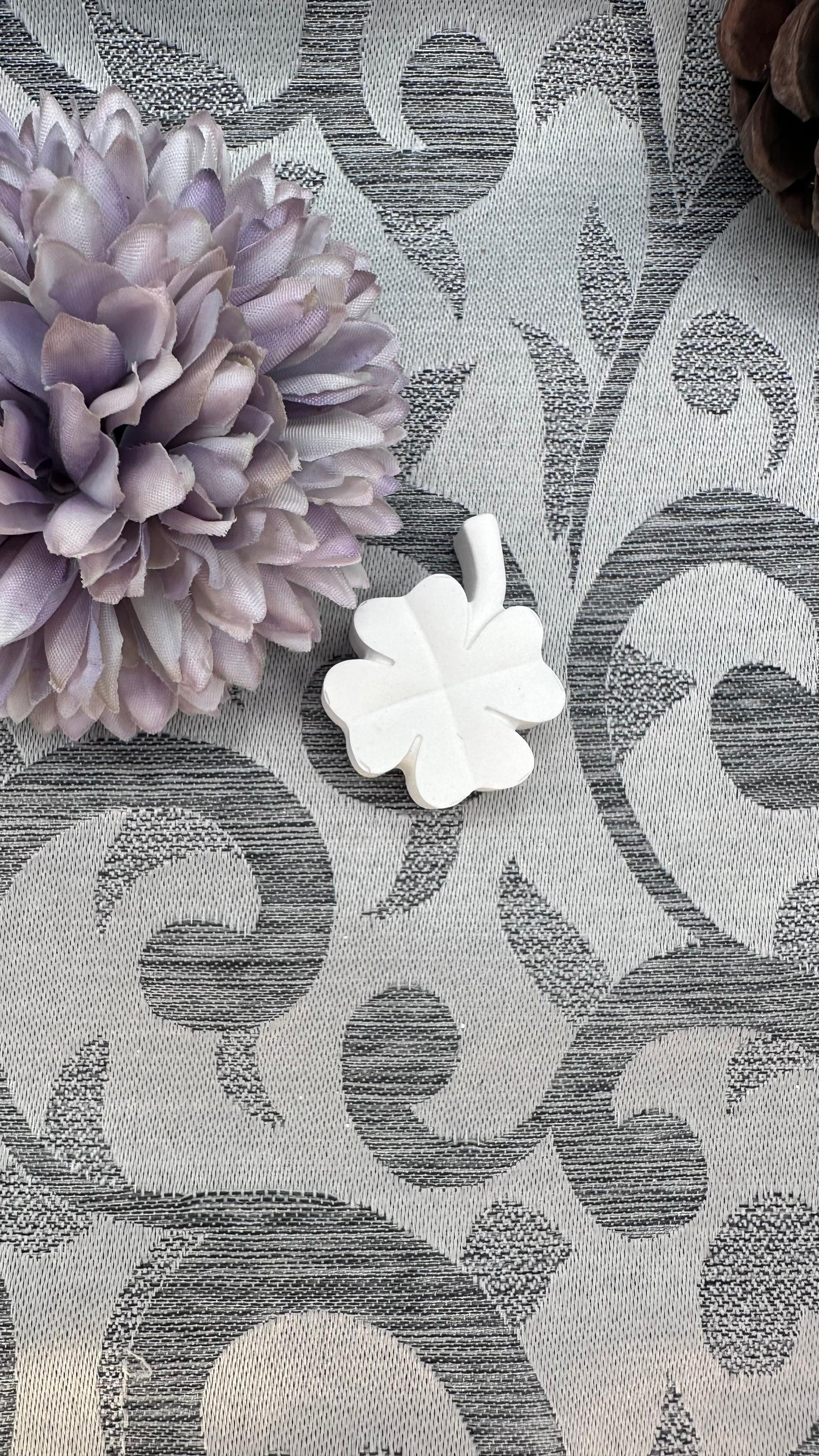 Kleine Deko-Kleeblattform aus weißem Keracraft, detailreich gestaltet.
Herzberg Crafts