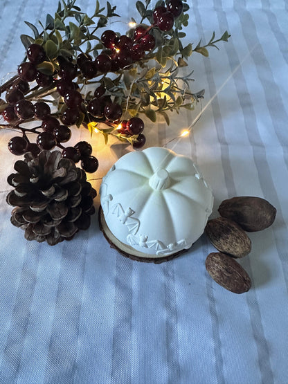 Weißer Keracraft Kürbis mit Fledermausmotiv Herzberg Crafts