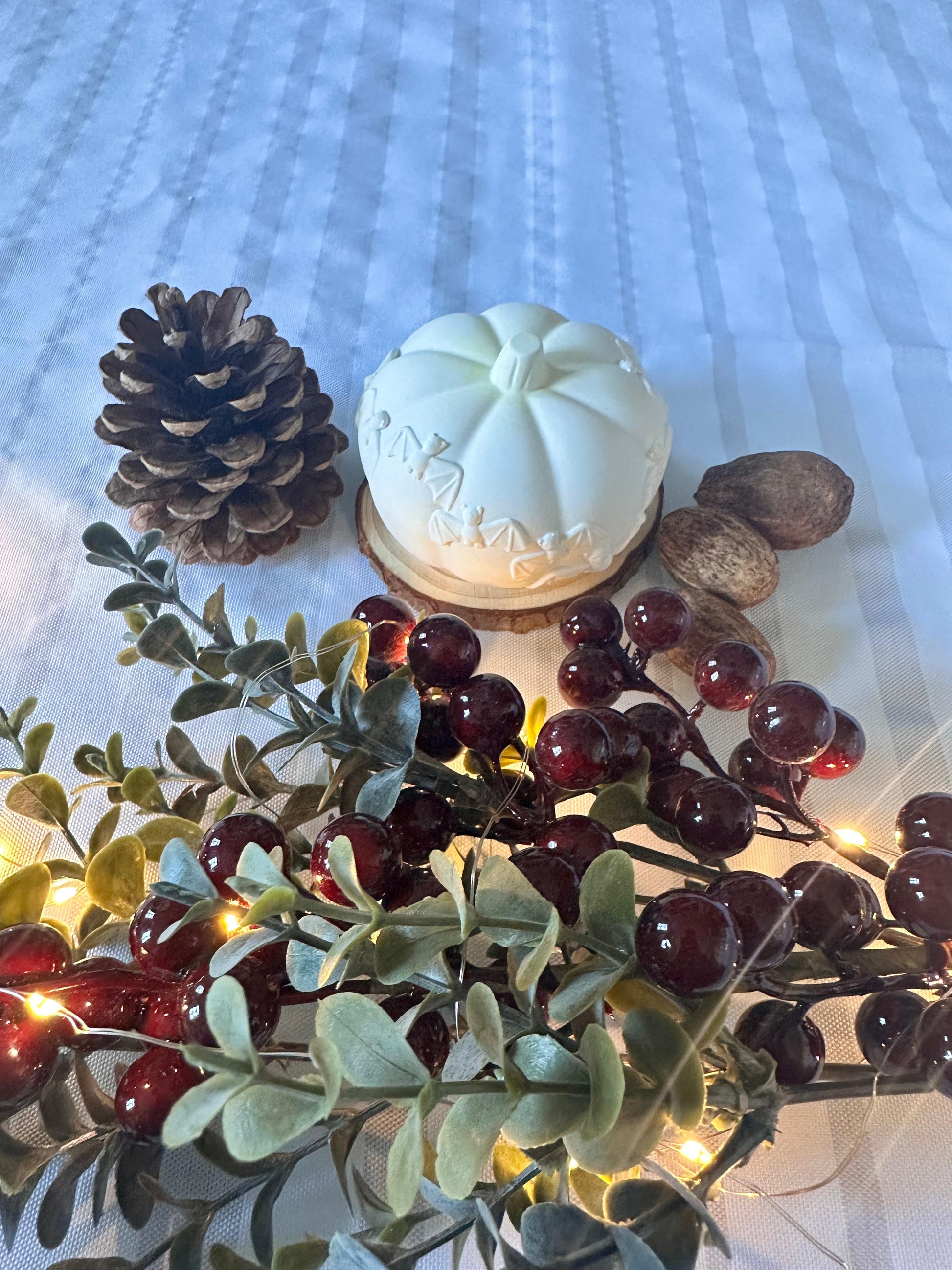 Weißer Keracraft Kürbis mit Fledermausmotiv Herzberg Crafts