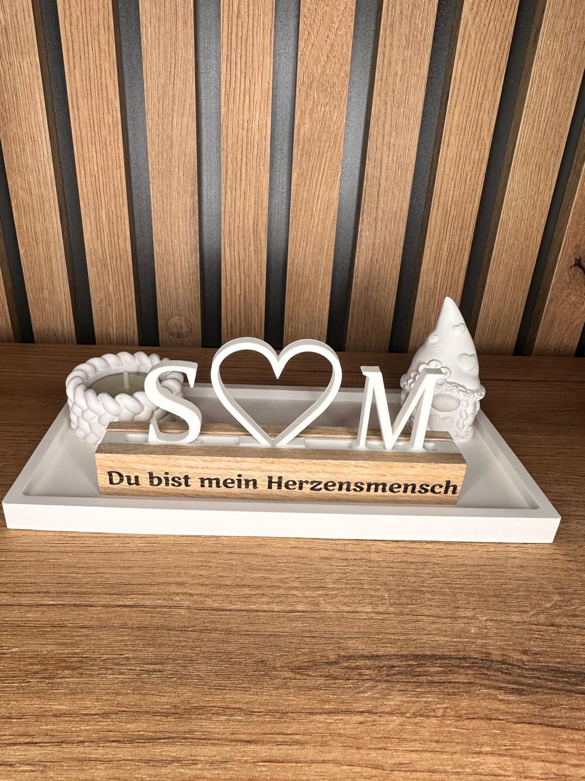 Geschenkset Deko-Stecker mit Initialen und Herz auf Tablett mit Kerze und Dekofigur mit Herz.
Herzberg Crafts