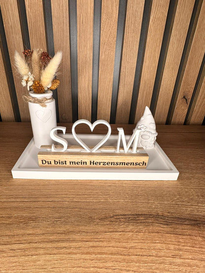 Geschenkset Deko-Stecker mit Initialen und Herz auf Tablett mit Vase und Dekofigur mit Herz.
Herzberg Crafts