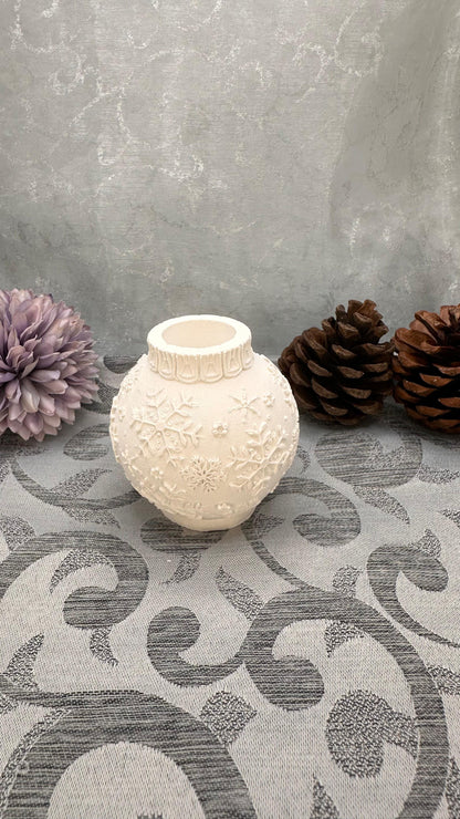 Weiße Keracraft-Weihnachtskugel als Stabkerzenhalter mit filigranen Schneeflockenreliefs. 
Herzberg Crafts