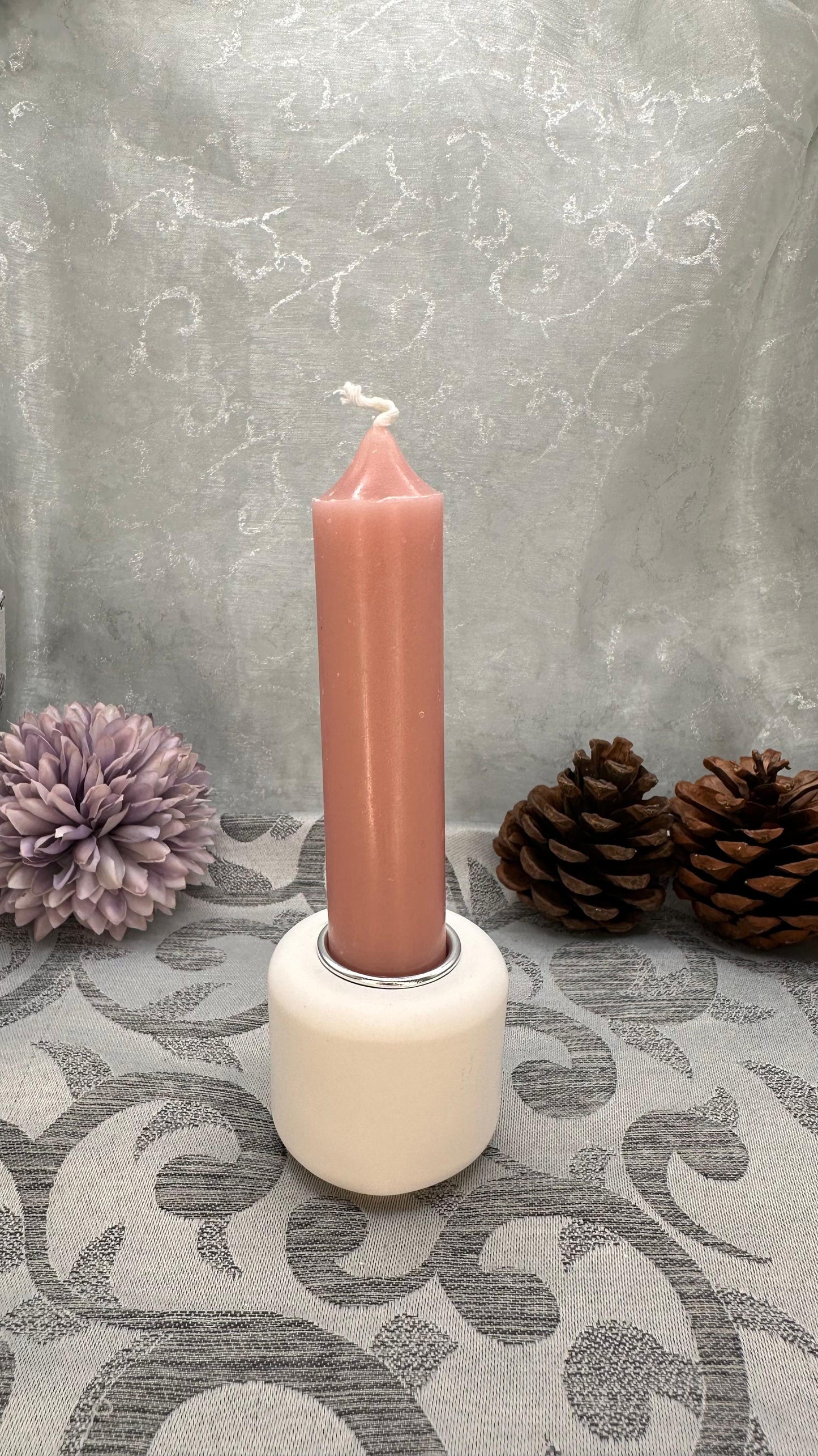 Kleiner runder Keracraft-Stabkerzenhalter in glattem Weiß mit eingesetzter Kerze. 
Herzberg Crafts