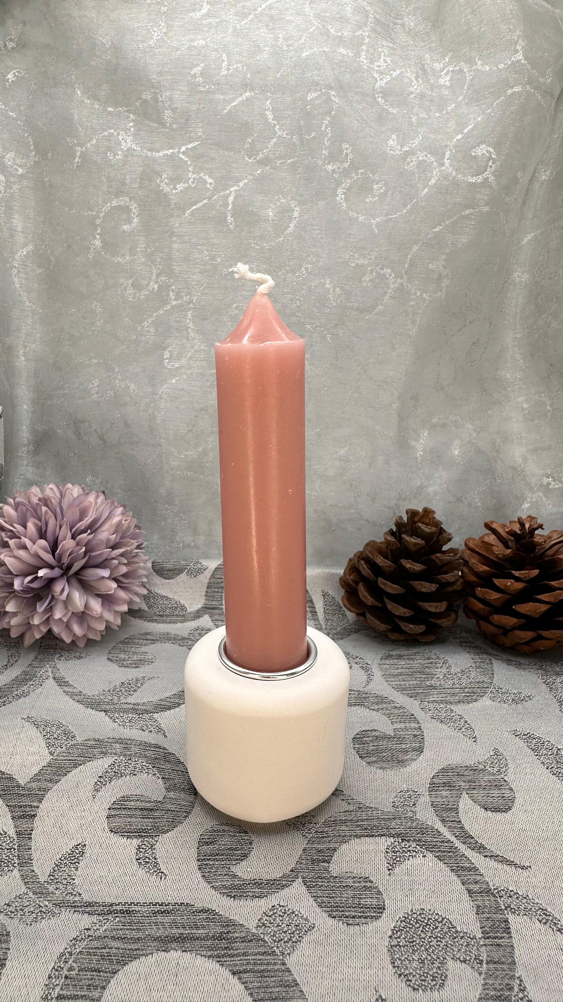 Kleiner runder Keracraft-Stabkerzenhalter in glattem Weiß mit eingesetzter Kerze. 
Herzberg Crafts