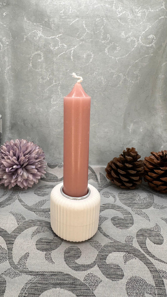 Kleiner runder, geriffelter Keracraft-Stabkerzenhalter in Weiß mit eingesetzter Kerze. 
Herzberg Crafts