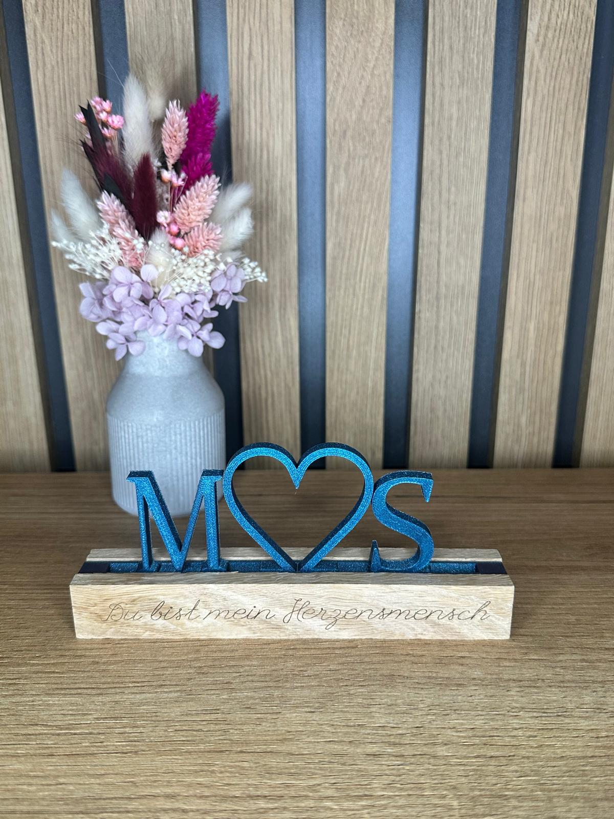 Personalisierter Deko-Stecker mit Herz, Buchstaben, Herz & Schiene in Pfauenblau.
Herzberg Crafts