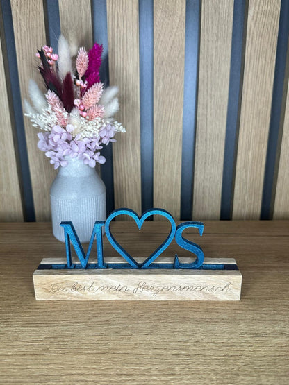 Personalisierter Deko-Stecker mit Herz, Buchstaben, Herz & Schiene in Pfauenblau.
Herzberg Crafts