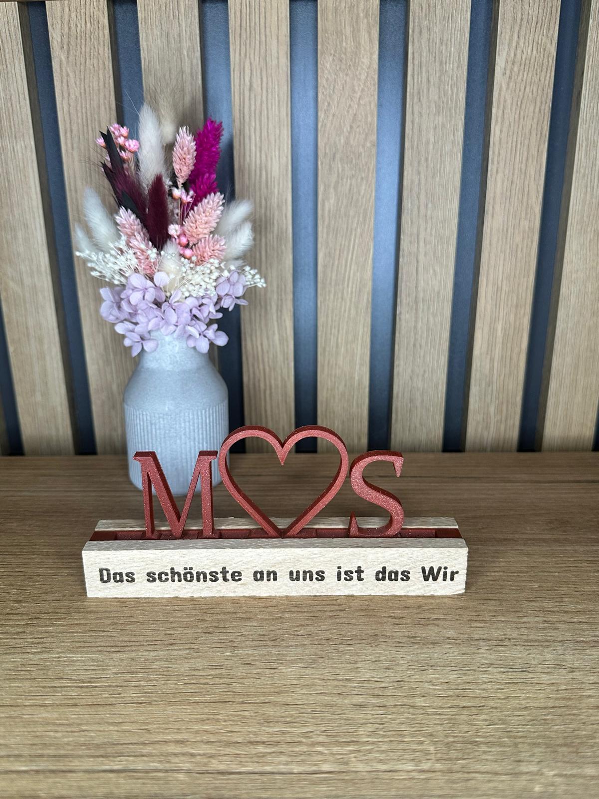 Personalisierter Deko-Stecker mit Herz, Buchstaben, Herz & Schiene in glitzerden Rot.
Herzberg Crafts