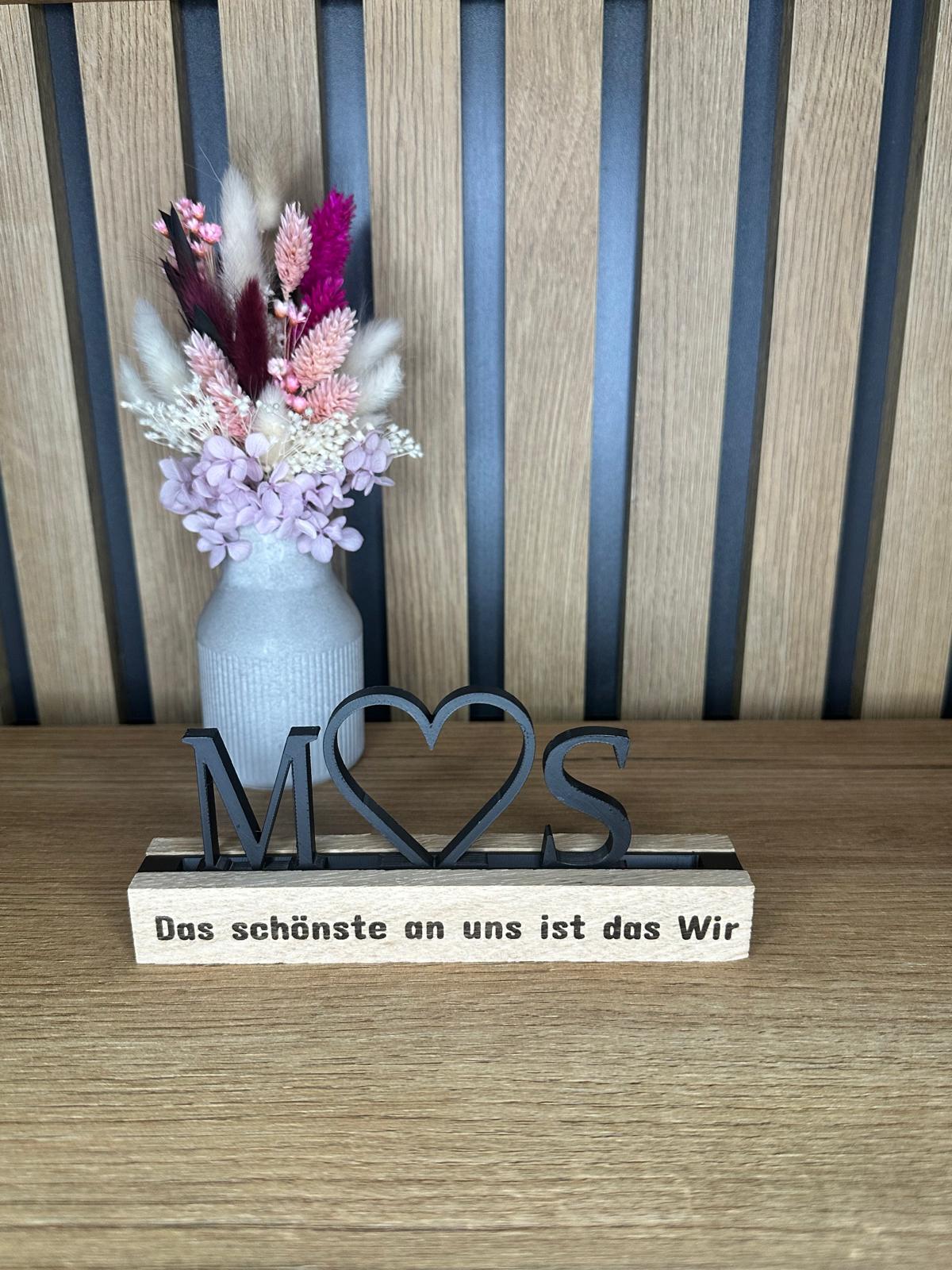 Personalisierter Deko-Stecker mit Herz, Buchstaben, Herz & Schiene in Schwarz.
Herzberg Crafts