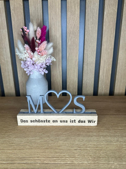 Personalisierter Deko-Stecker mit Herz, Buchstaben, Herz & Schiene in Zement Grau.
Herzberg Crafts