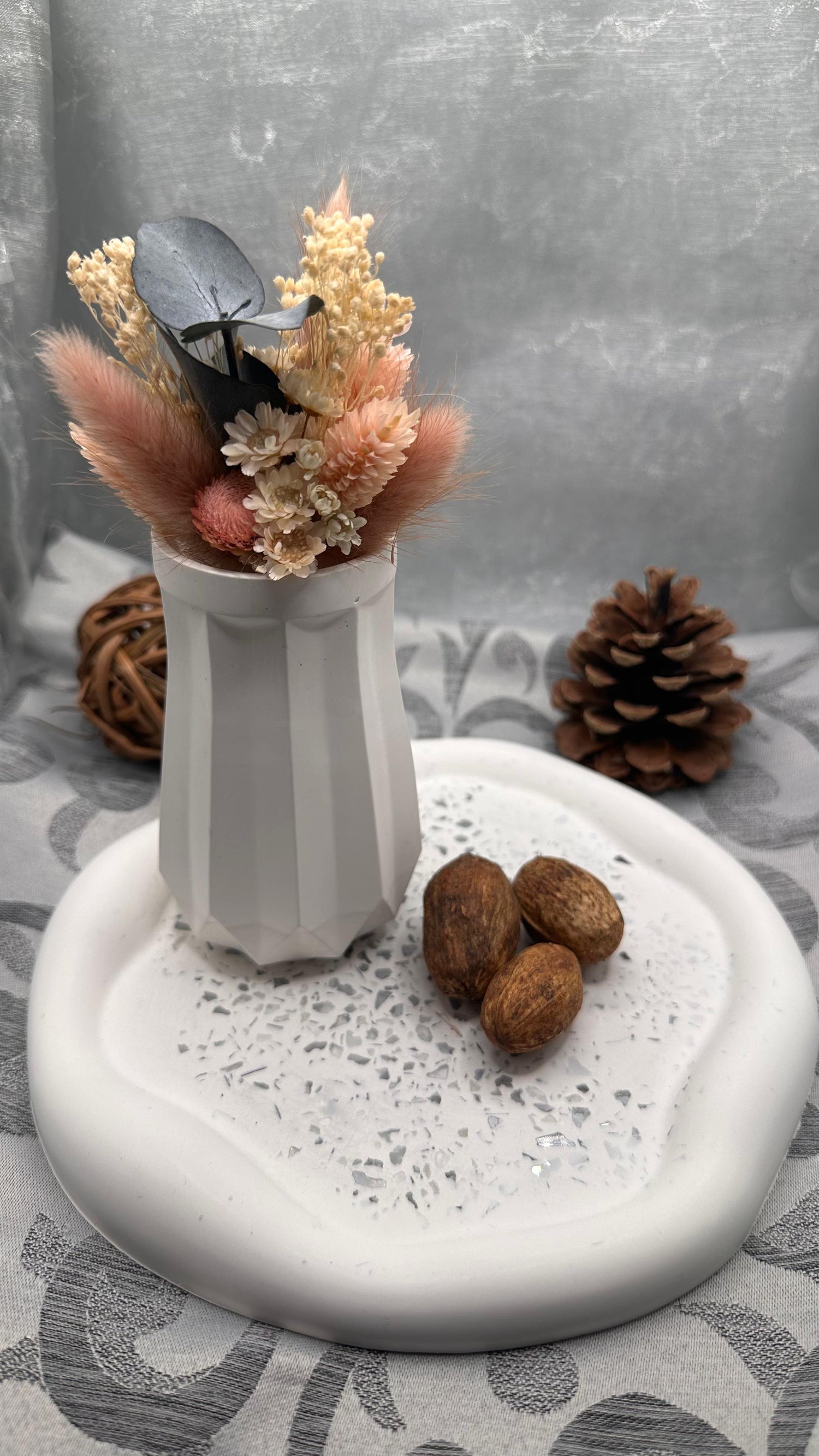 Weiße Keracraft Vase mit kantigem Design Herzberg Crafts