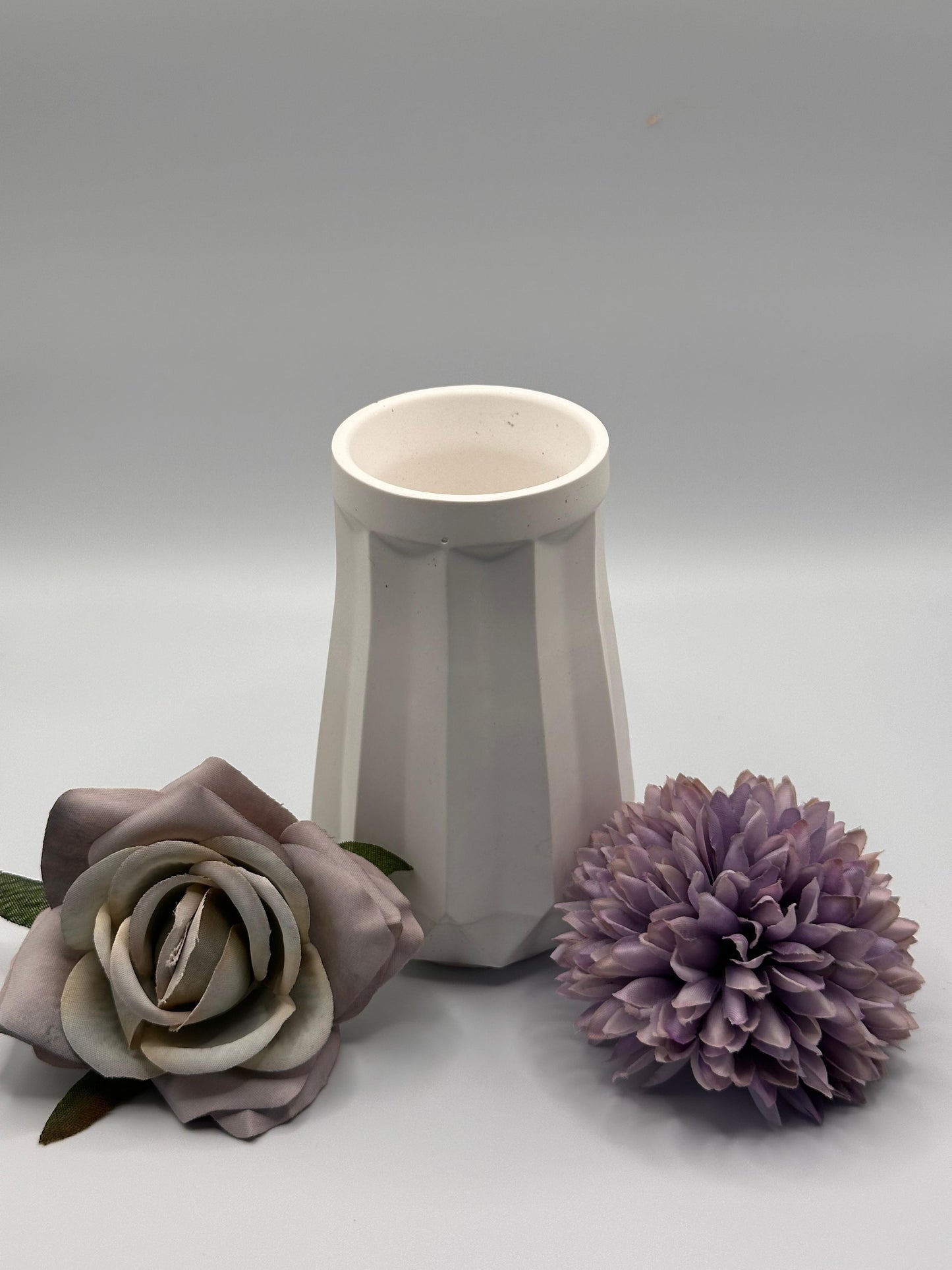 Weiße Keracraft Vase mit kantigem Design Herzberg Crafts