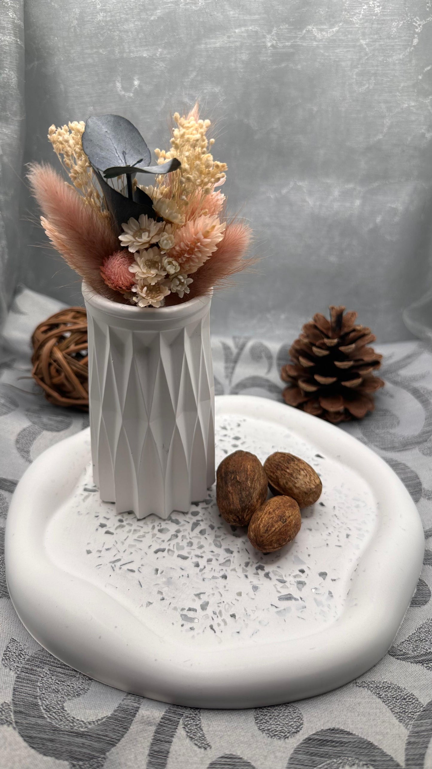 Weiße Keracraft Vase mit geometrischer Struktur Herzberg Crafts