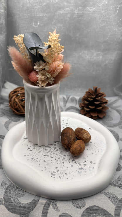 Weiße Keracraft Vase mit geometrischer Struktur Herzberg Crafts