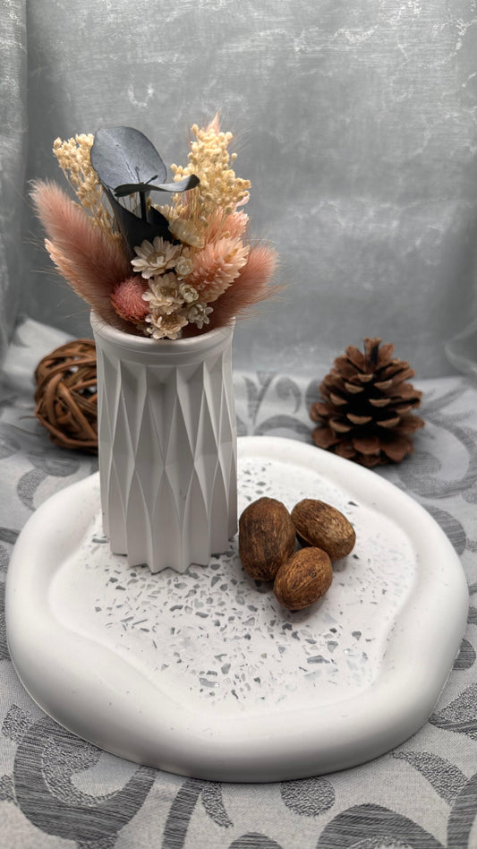 Weiße Keracraft Vase mit geometrischer Struktur Herzberg Crafts