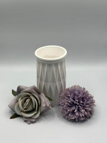 Weiße Keracraft Vase mit geometrischer Struktur Herzberg Crafts