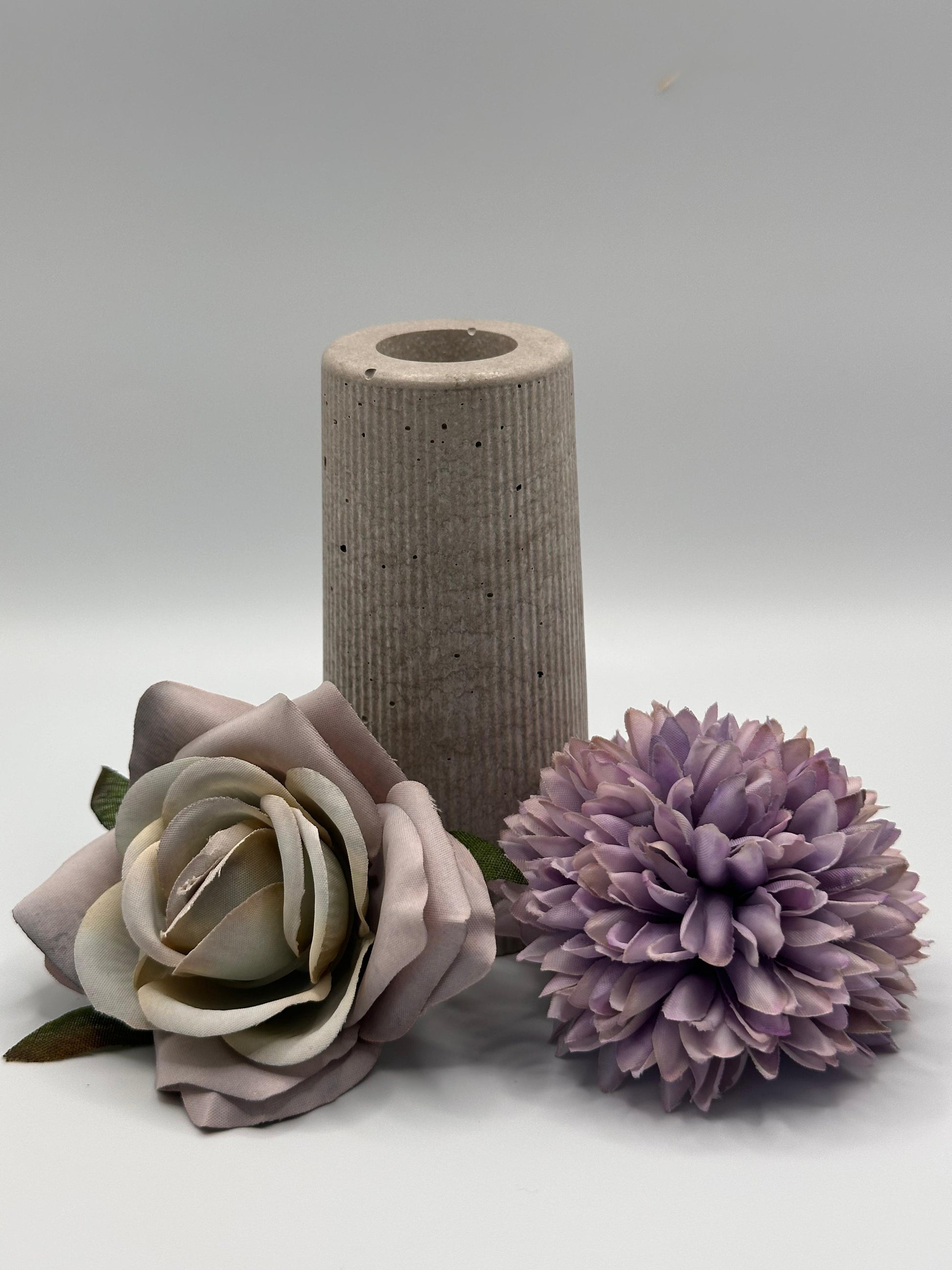 Hohe graue Betonvase mit durchgehender Riffelstruktur Herzberg Crafts