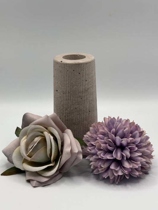 Hohe graue Betonvase mit durchgehender Riffelstruktur Herzberg Crafts