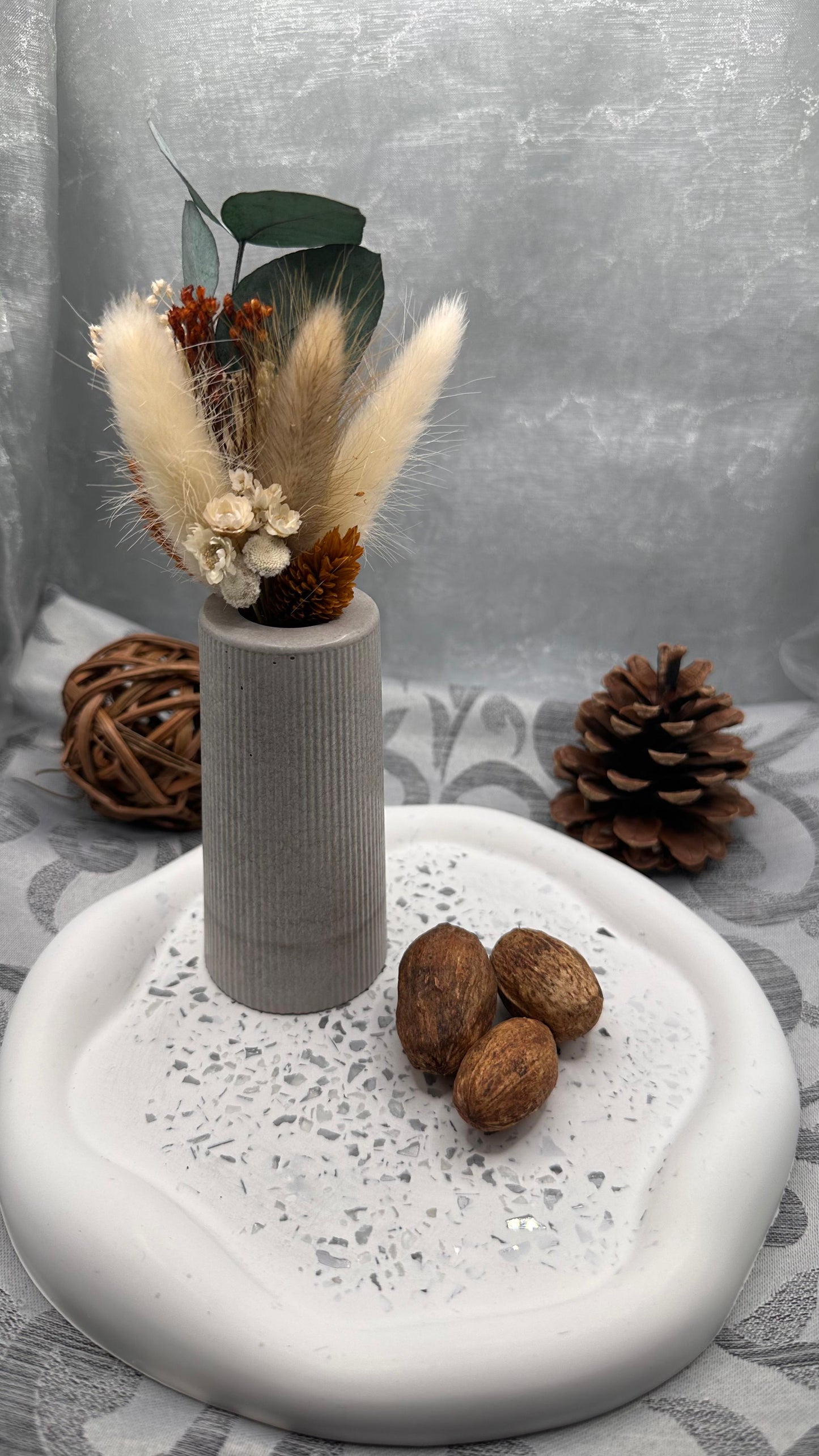 Hohe graue Betonvase mit durchgehender Riffelstruktur Herzberg Crafts