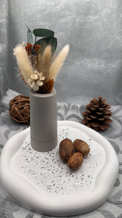 Hohe graue Betonvase mit durchgehender Riffelstruktur Herzberg Crafts