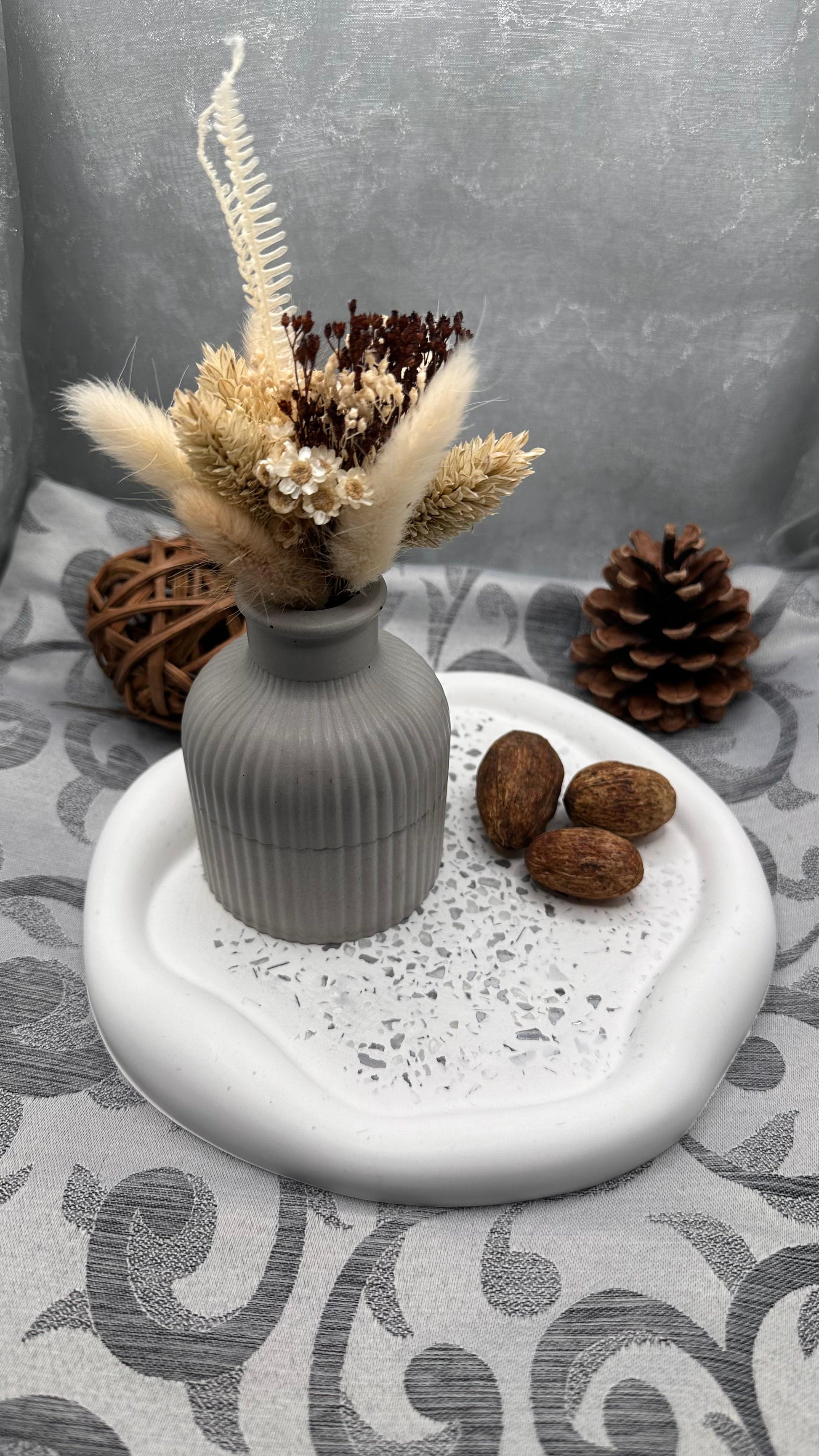 Runde Betonvase mit geriffeltem Körper und kurzem Hals Herzberg Crafts