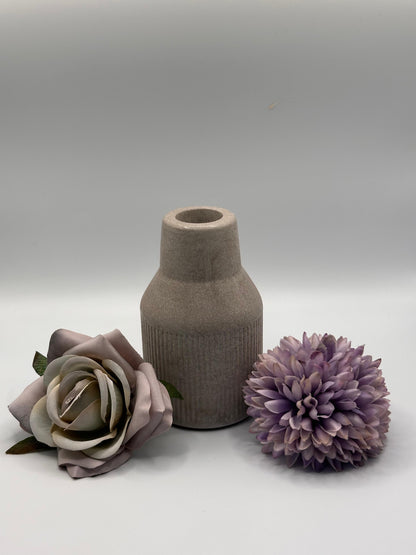 Graue Betonvase mit glatter und geriffelter Oberfläche Herzberg Crafts