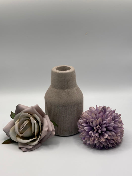 Graue Betonvase mit glatter und geriffelter Oberfläche Herzberg Crafts